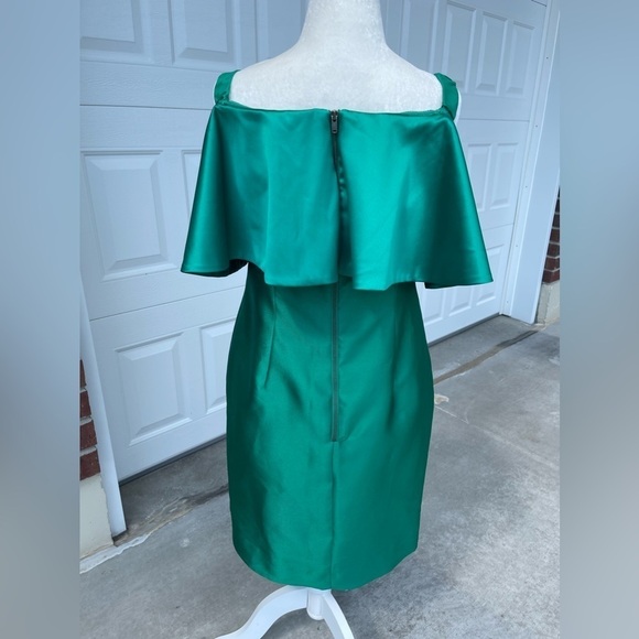 Adrianna Papell Women's Emerald Green
Off The Shoulder Mini Sheath Dress Size 6 - Picture 2 of 10
